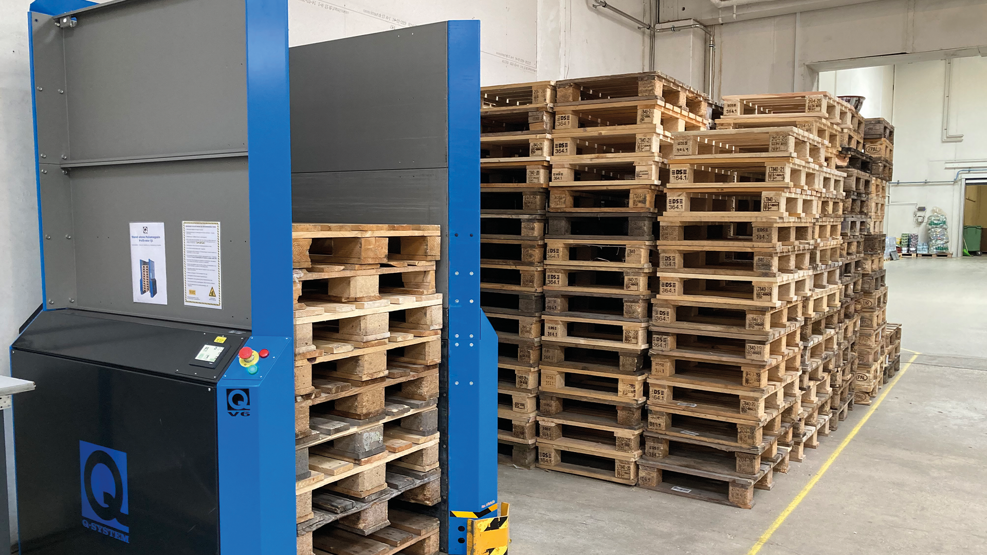 Stand alone pallet magazine
