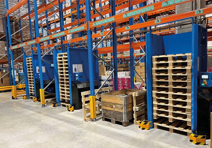 Stand alone pallet magazine