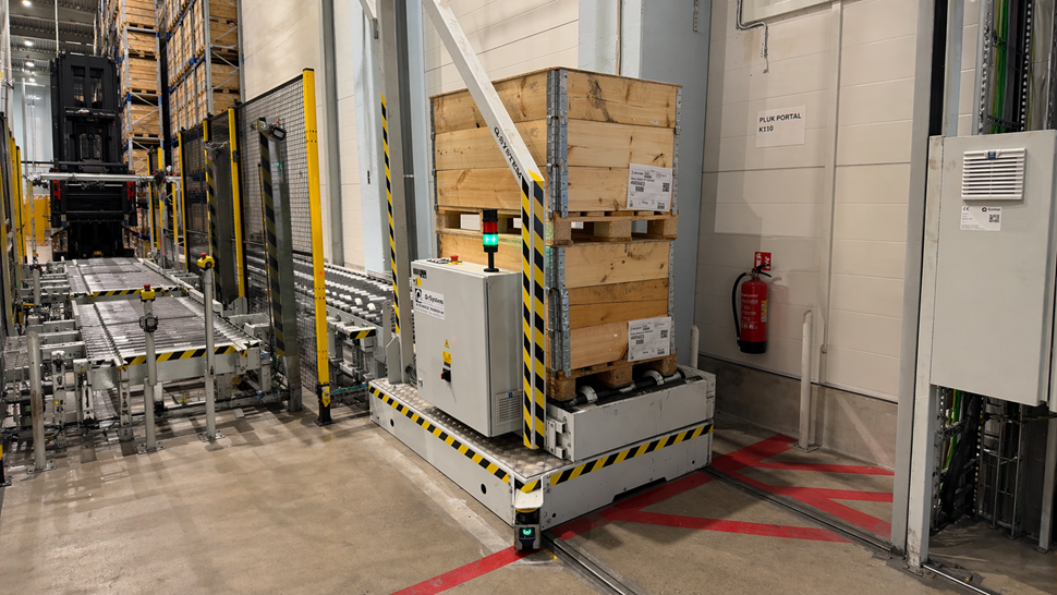 Transfer car palletizing moving pallets